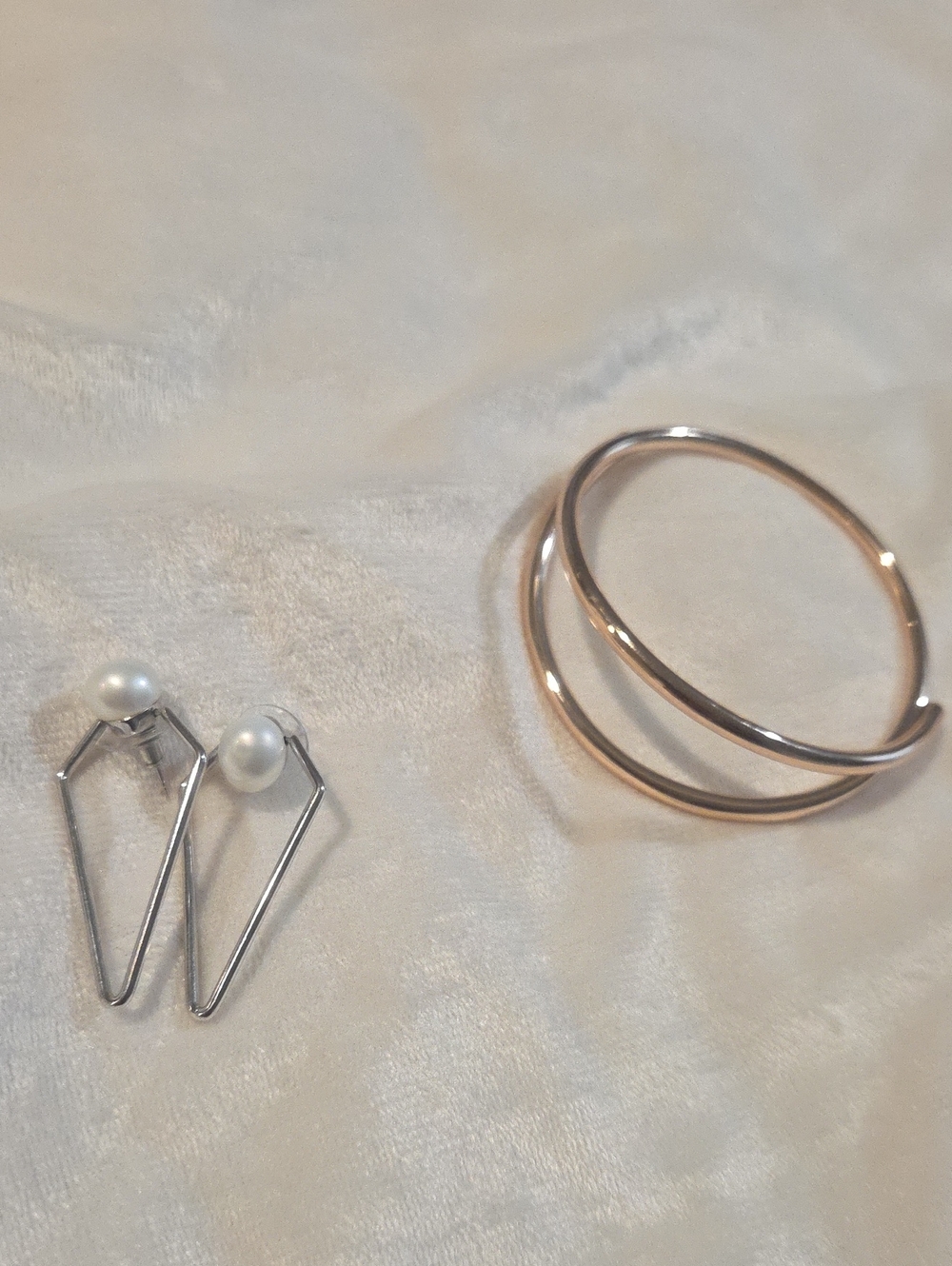 Kendra Scott Rose Gold Double Bangle with Silver Pearl Geometric Earrings